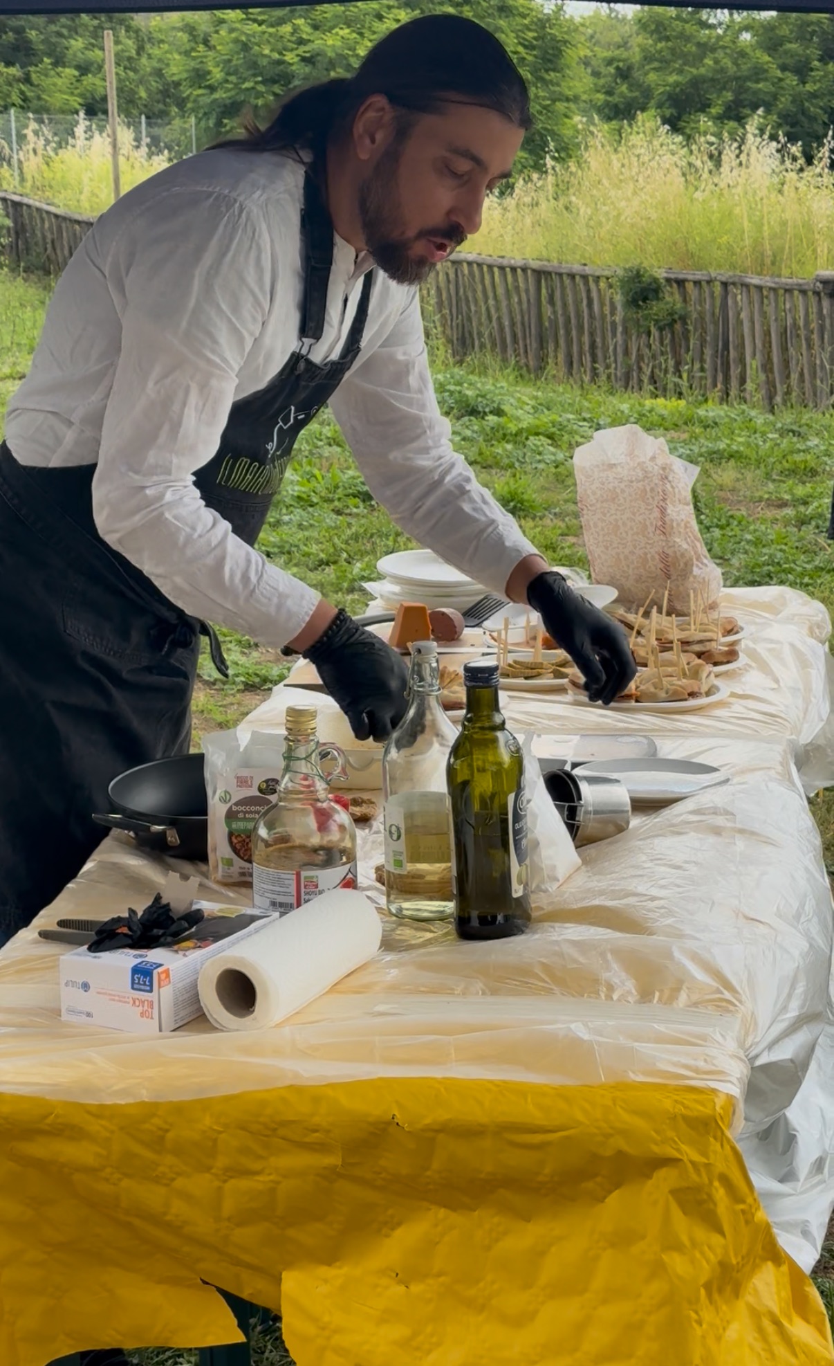 Gianluca prepara piatti vegetali per un incontro del Rifugio Il Maialino Verde